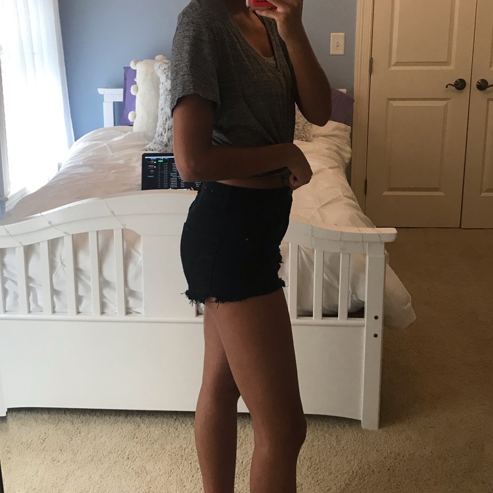 BLACK RIPPED SHORTS 🌚 - Picture 3 of 7